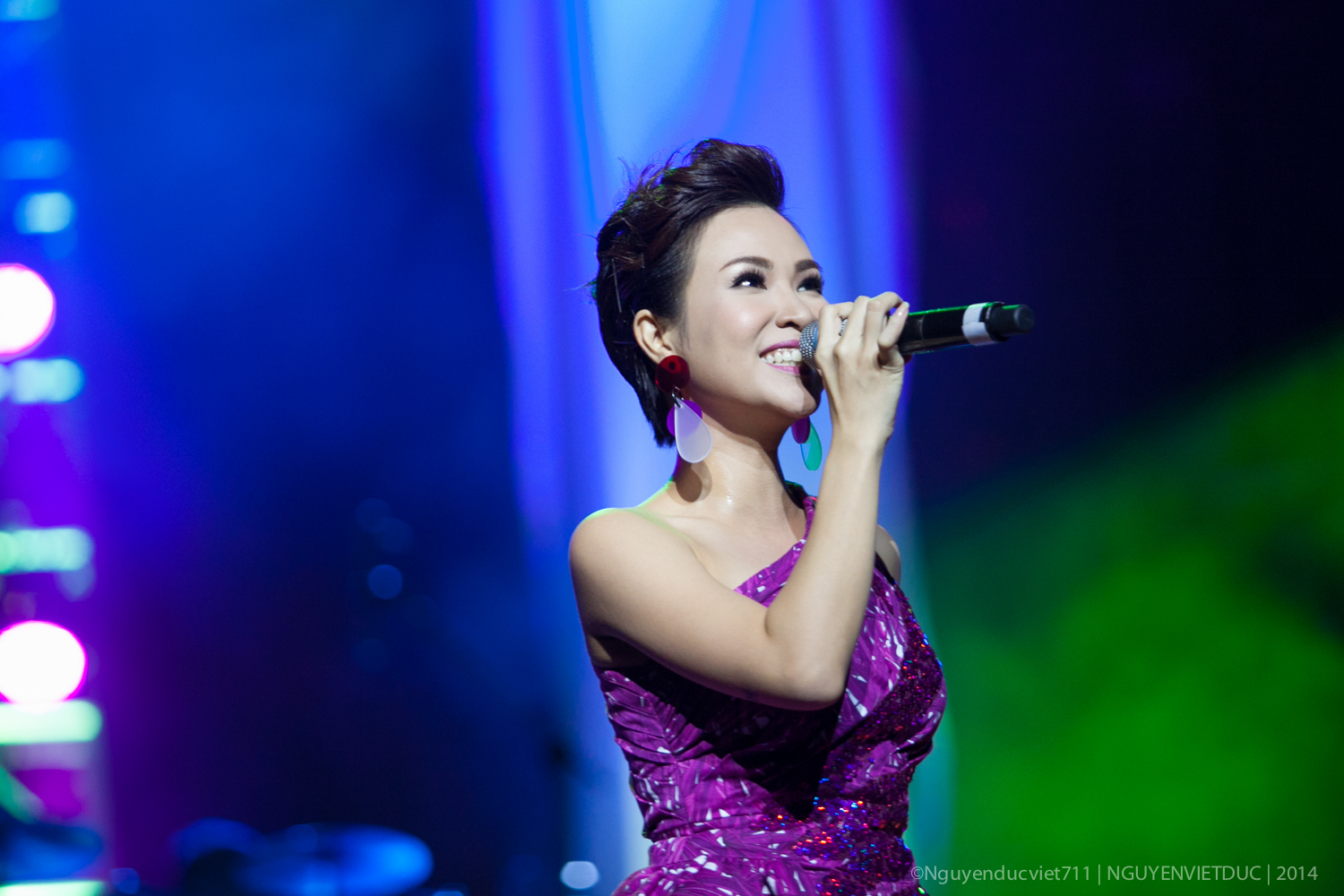 Cô thể hiện lại những bản hit một thời đã làm nên hiện tượng Uyên Linh như Chỉ là giấc mơ, Đường cong, Sao chẳng về với em...